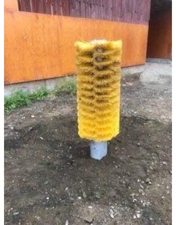 EasySwing Cow Brush - Totem - Cow Scratching Post for Cattle and Horses in Enclosures and on Pastures